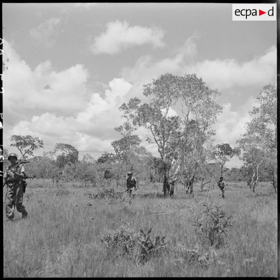 4 à 8 Progression des hommes du  4/7e RTA (4e bataillon du 7e Régiment de Tirailleurs Algériens). [description provisoire]