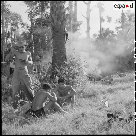 23 à 28 Les militaires au bivouac. [description provisoire]