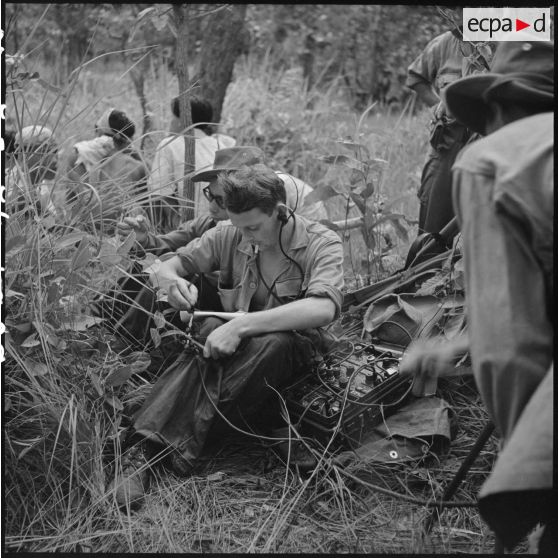29 Un opérateur radio établit la liaison avec les autres groupements venant du sud sur un poste SCR-694 [description provisoire]