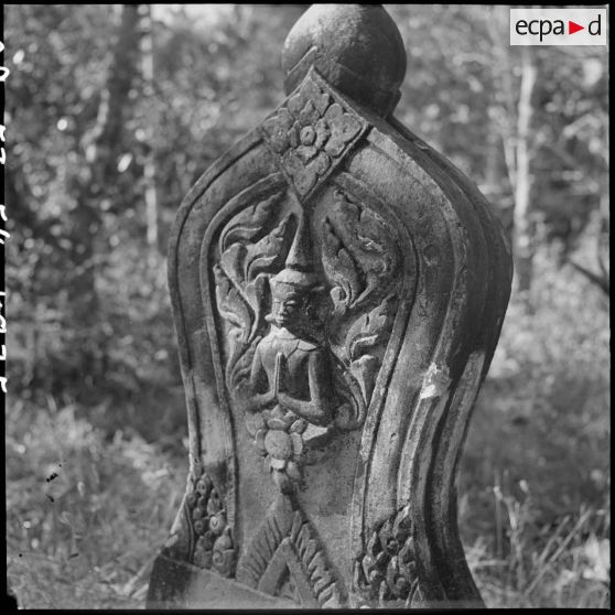 35 à 36 Stèles funéraires trouvées en forêt (plan rapproché). [description provisoire]