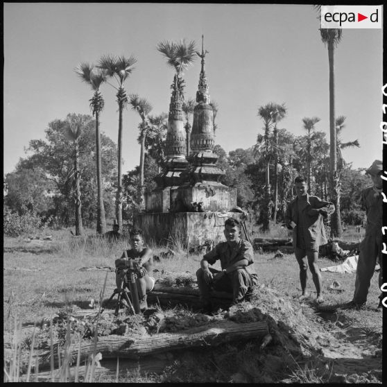 38 à 39 La section mortier au repos à proximité de 2 stupas et d'une pagode. [description provisoire]