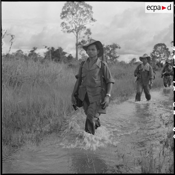 Progression en rizière des éléments du 1/RMC (1er bataillon du Régiment Mixte du Cambodge) lors d'une patrouille de reconnaissance. [description provisoire]