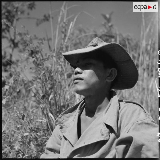 40 Portrait d'un des militaires du Commando de Cholon, vu de 3/4 profil, abrité par son chapeau à larges bords. [description provisoire]