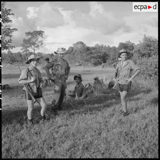 41 Le grand état-major du Commando de Cholon, en tenue de campagne, au cours d'une halte. [description provisoire]