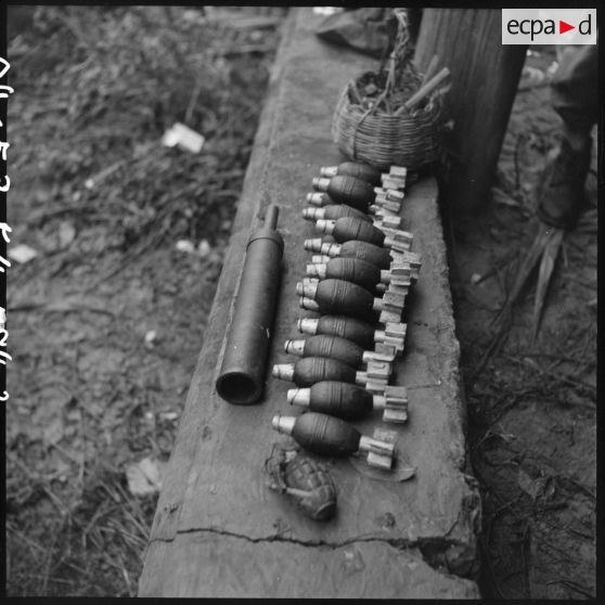 42 Armement récupéré sur le Viêt Minh en forêt, notamment des grenades piégées. [description provisoire]