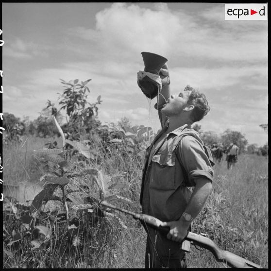 43 Le sergent Bernard Branger du Commando de Cholon en train de boire, lors d'une courte halte. [description provisoire]