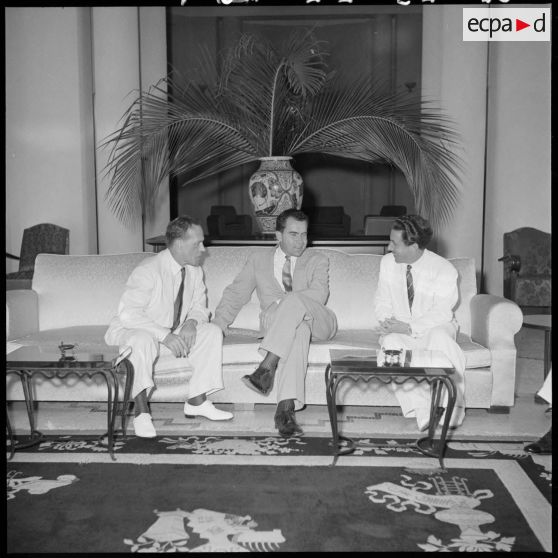 1 M. Risterucci, haut-commissaire de France, M. Nixon, vice-président des E.U. et M. Heath, ambassadeur, en conversation [description provisoire]