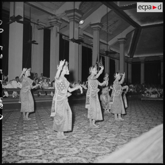 2 à 4 Danses khmères en l'honneur de M. Nixon, vice-président des Etats-Unis. [description provisoire]