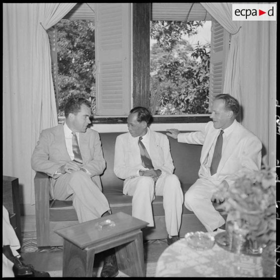 5 M. Nixon, vice-président des Etats-Unis, M. Penn Nouth, président du Conseil du Cambodge, et M. Heath, ambassadeur, en [description provisoire]