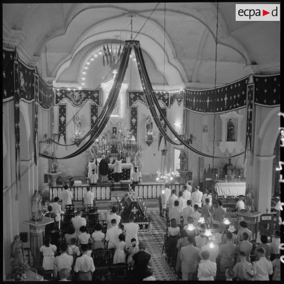 1 Messe célébrée le 2 novembre à la cathédrale : plan d'ensemble de l'église et de l'autel, avec l'assistance. [description provisoire]