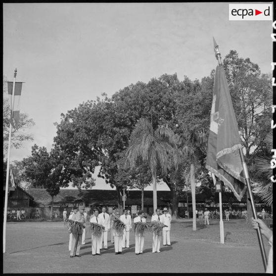 2 Les autorités françaises et cambodgiennes, s'apprêtent à déposer des gerbes de fleurs au pied du monuments aux morts. [description provisoire]