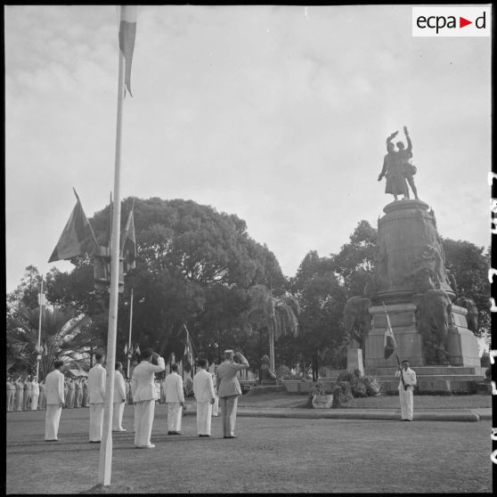 3 Les autorités françaises et cambodgiennes au salut pendant la minute de silence au monument aux morts. [description provisoire]