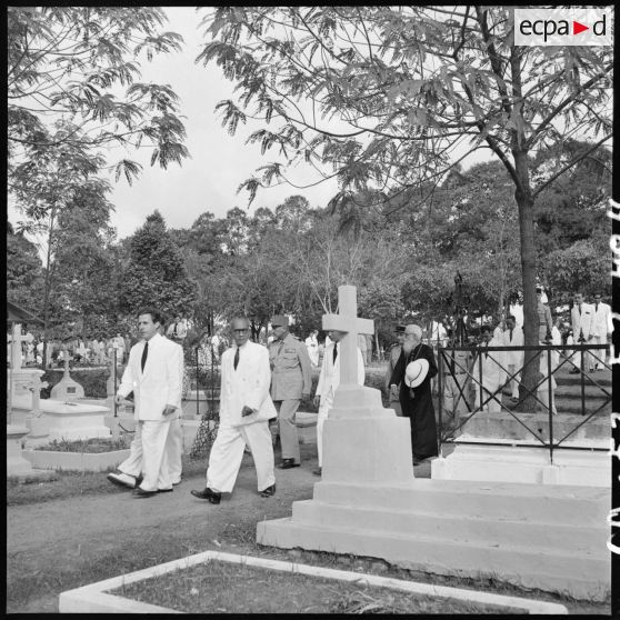 4 Visite au cimetière par les autorités françaises et cambodgiennes dont M. Risterucci et le général Girot de Langlade. [description provisoire]