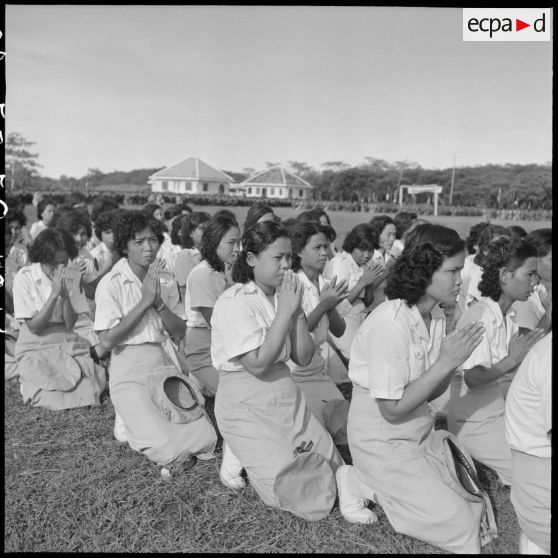 11 Les forces vives féminines du Cambodge prêtent serment au roi du Cambodge, M. Norodom Sihanouk (plan rapproché). [description provisoire]