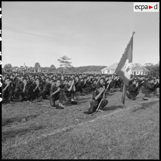 12 Les forces vives masculines du Cambodge prêtent serment au roi du Cambodge, M. Norodom Sihanouk (plan d'ensemble). [description provisoire]