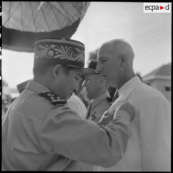 13 Remise d'une décoration cambodgienne au directeur de la plantation de Chup par le roi du Cambodge. [description provisoire]