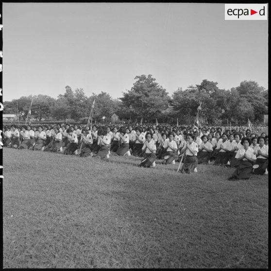 14 Les forces vives féminines du Cambodge prêtent serment au roi du Cambodge, M. Norodom Sihanouk (plan d'ensemble). [description provisoire]