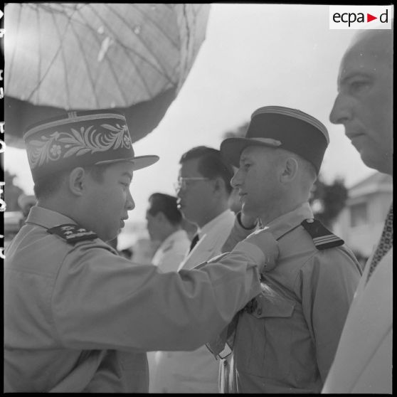 15 Remise de la Croix de guerre cambodgienne au capitaine Chassan par le roi du Cambodge, M. Norodom Sihanouk. [description provisoire]