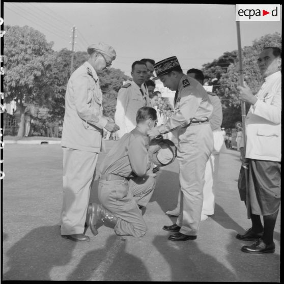 16 Un chef de Bon (?) cambodgien est promu au grade de colonel par le roi du Cambodge, M. Norodom Sihanouk. [description provisoire]