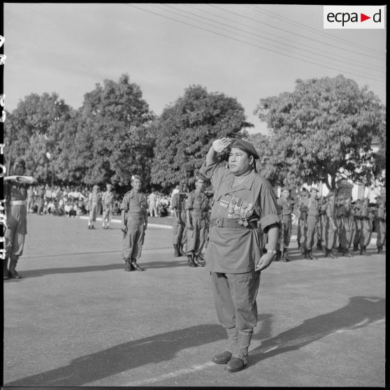 17 Le chef de Bon (?), le commandant Hit, nouveau commandant du secteur de Kompong Cham, au salut. [description provisoire]
