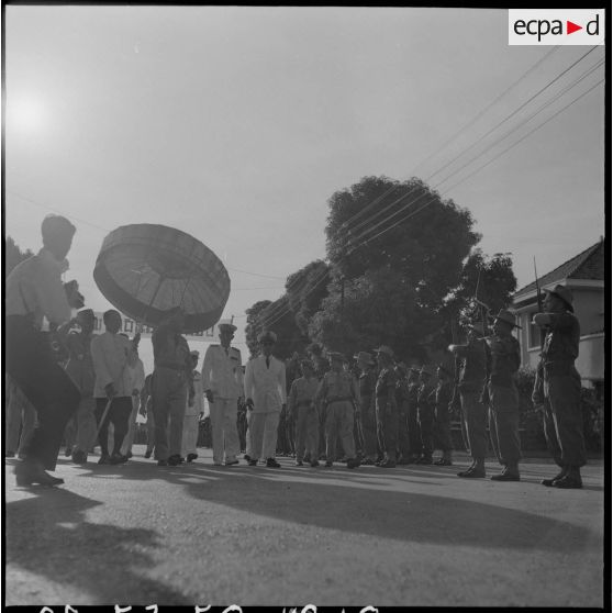 18 Revue des troupes par le roi du Cambodge, M. Norodom Sihanouk, entouré d'autorités militaires. [description provisoire]