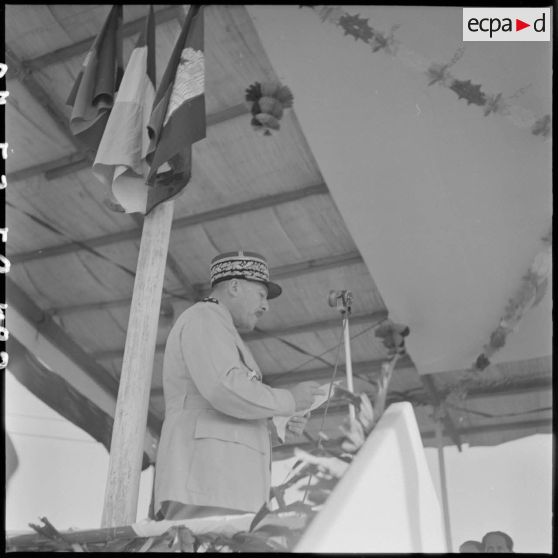 2 Discours du général Girot de Langlade adressé au roi du Cambodge, M. N. Sihanouk lui remettant les fanions militaires. [description provisoire]