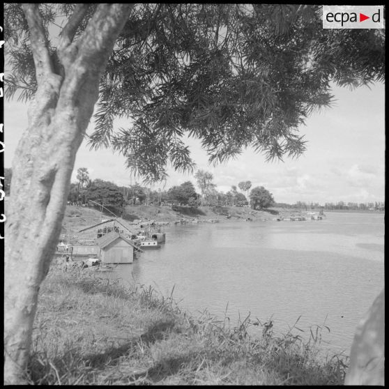 21 Une des 2 rives du Mékong à Kompong Cham. [description provisoire]