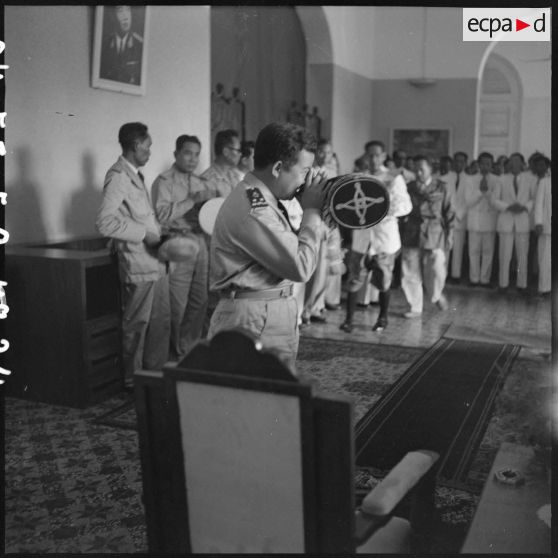 24 Le roi du Cambodge, M. N. Sihanouk, en présence d'autorités civiles et militaires cambodgiennes dans une salle. [description provisoire]