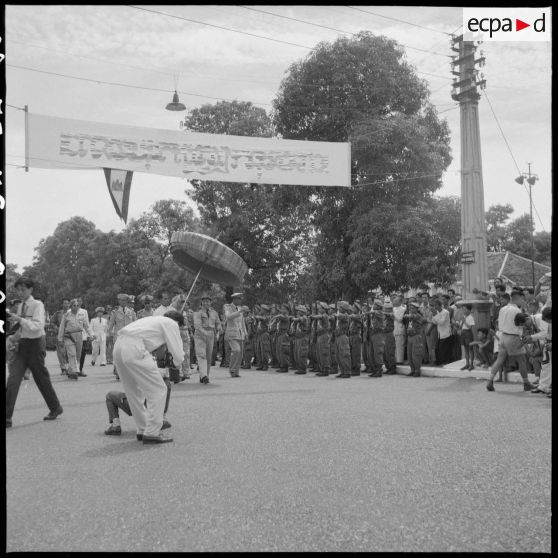 25 Revue des troupes par le roi du Cambodge, M. Norodom Sihanouk, entouré d'autorités militaires. [description provisoire]