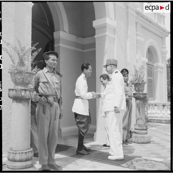 Arrivée du général Girot de Langlade et de M. Risterucci pour une audience privée chez le roi du Cambodge. [description provisoire]