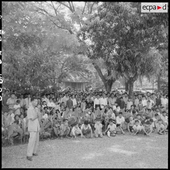 28 La foule assise par terre, assistant à l'arrivée du roi du Cambodge. [description provisoire]