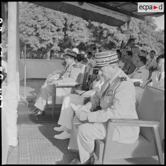 La tribune officielle avec le général Girot de Langlade, commandant les FTC et le roi du Cambodge, M. N. Sihanouk. [description provisoire]