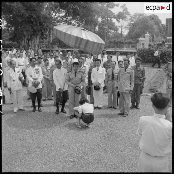 31 Une femme cambodgienne souhaite la bienvenue au roi du Cambodge, entouré de personnalités cambodgiennes. [description provisoire]