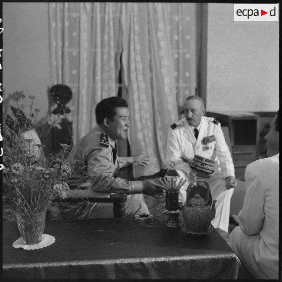 32 Audience privée du roi du Cambodge, M. N. Sihanouk, au général Girot de Langlade et à M, commandant les FTC. [description provisoire]
