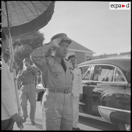 M. Norodom Sihanouk, roi du Cambodge, au salut. [description provisoire]