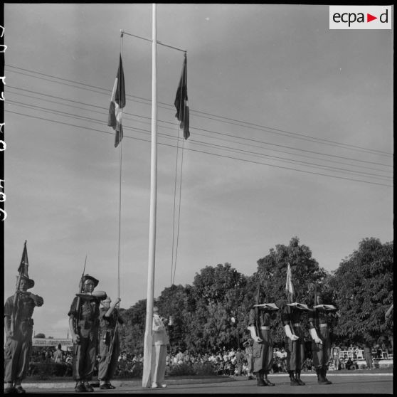 Lever des couleurs françaises et cambodgiennes devant la tribune officielle. [description provisoire]