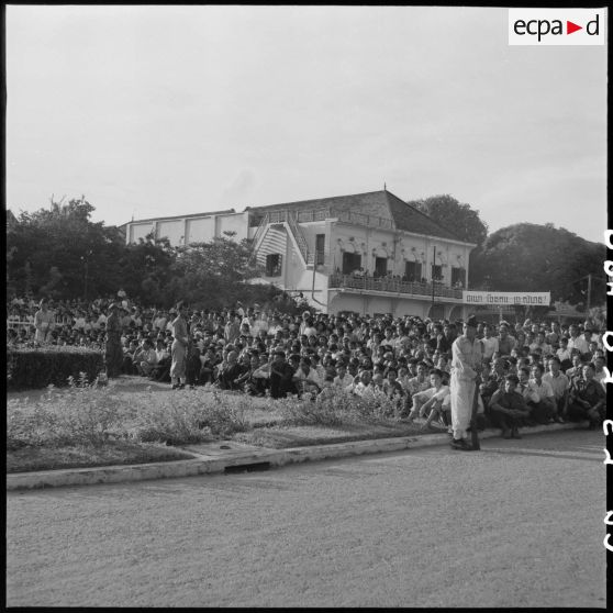8 La foule assise par terre, assistant à l'arrivée du roi du Cambodge. [description provisoire]