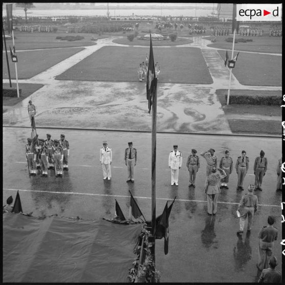 10 Plan d'ensemble en plongée de la remise de décorations à un Cambodgien, en présence des autorités et d'un détachement [description provisoire]