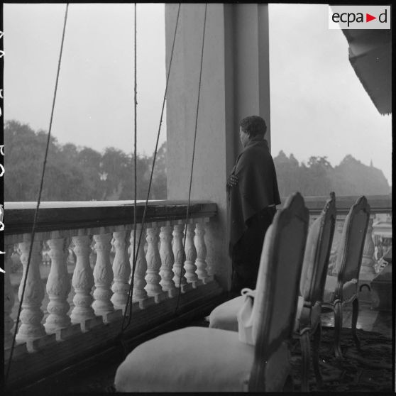 11 La reine mère, seule au balcon du palais royal, assiste au défilé des troupes. [description provisoire]