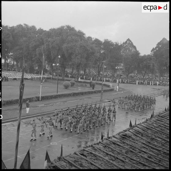 12 à 13 Défilé des troupes du 2/6e RIC (2e bataillon du 6e Régiment d'Infanterie Coloniale) de l'UF (Union Française). [description provisoire]