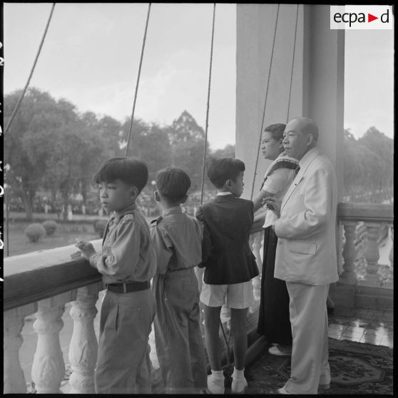 14 La reine mère et le prince Suramarit, du balcon du palais royal, assistent au défilé des troupes en compagnie des pet [description provisoire]