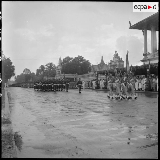 Défilé des troupes devant le palais royal de Phnom Penh. [description provisoire]