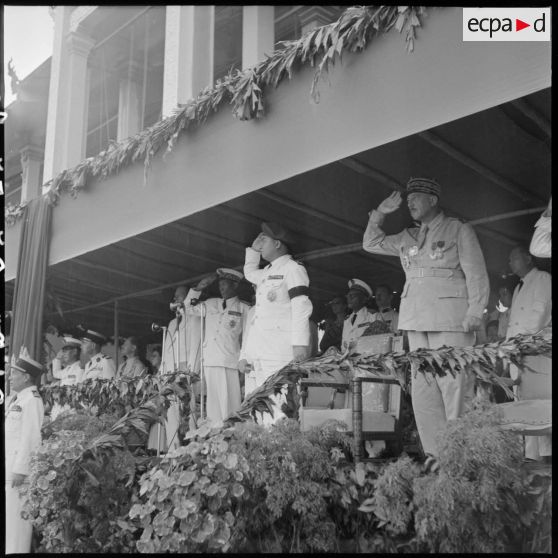 19 Plan rapproché sur la tribune officielle avec les personnalités pendant le défilé militaire. [description provisoire]