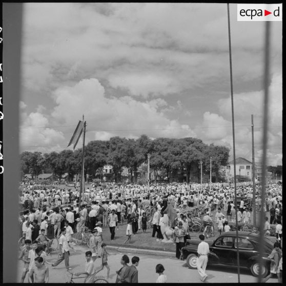 2 à 3 La foule, massée devant le palais royal de Phnom Penh, attend l'arrivée du roi du Cambodge, M. Norodom Sihanouk. [description provisoire]