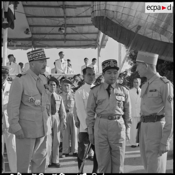 21 M. N. Sihanouk avec le général de Langlade et le colonel de Champvallier qui commandandait le secteur de Kg Cham. [description provisoire]