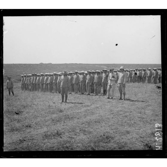 Bounardja. Rassemblement, 4e compagnie, 2e bataillon indo-chinois. Départ en corvée. [légende d'origine]