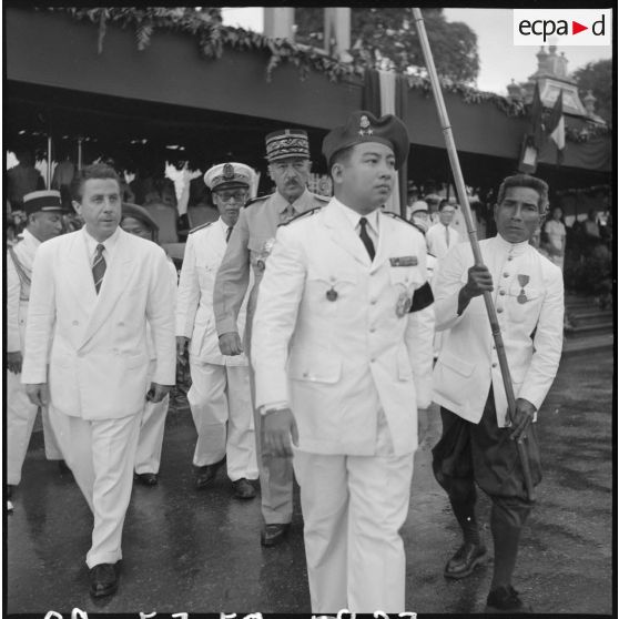 23 Arrivée de M. N. Sihanouk, roi du Cambodge, suivi du général Girot de Langlade et de M Risterucci, pour la revue. [description provisoire]