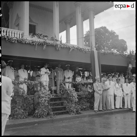 29 Discours du roi du Cambodge, M. Norodom Sihanouk en réponse au général Girot de Langlade, en présence des personnalit [description provisoire]