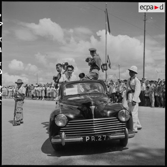 4 La presse cambodgienne attend l'arrivée du roi du Cambodge, M. Norodom Sihanouk. [description provisoire]