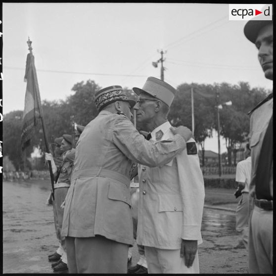 5 Plan rapproché sur le général Girot de Langlade décorant le colonel de Lavenne de La Montoise de la Légion d'honneur. [description provisoire]